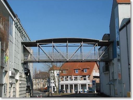 verzinkte Stahlfachwerkbrücke mit beschichteten Geländern und Edelstahlhandlauf
