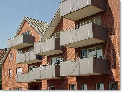 Balkon aus verzinktem Stahl, Verkleidung Trespa-Balkonplatte in Sonderfarbe
