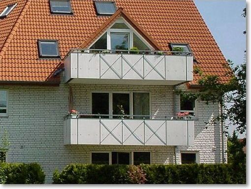 Balkon aus verzinktem Stahl, Verkleidung Trespa-Balkonplatte
