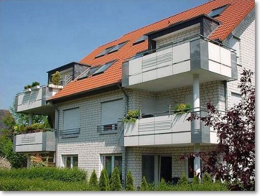 Balkon aus verzinktem Stahl, Verkleidung Trespa-Balkonplatte und Lochblech
