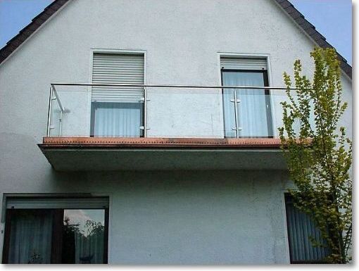 Balkon aus Edelstahl, Verkleidung aus ESG-Scheiben
