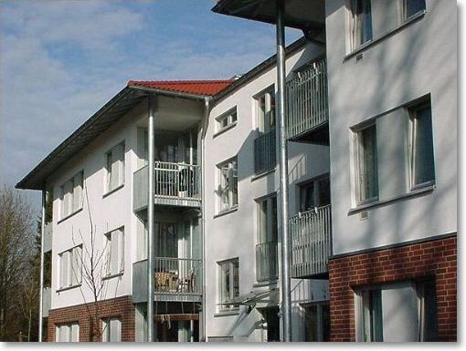 Balkon aus verzinktem Stahl, Bodenbelag aus Fertigbetonteilen
