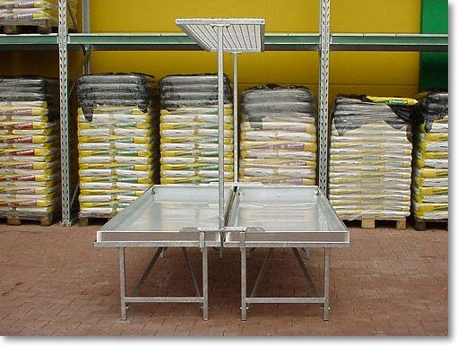 verzinkter Blumenverkaufstisch mit Aluminiumwanne und Aufsatz für Hängepflanzen
