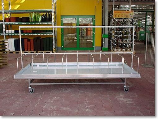 verzinkter Blumenverkaufstisch mit Aluminiumwanne und Aufsatz für Kletterpflanzen und Preisauszeichnung
