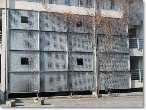Fassade mit Lochblech
