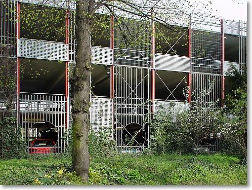 Fassade mit verzinktem Lochblech, Stabgitter, Geländerelement mit Ausschnitt
