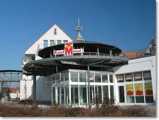 Stahl verzinkt mit Trapezblech, Aluminium-Eingangsbereich mit Automatiktüren
