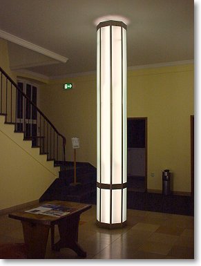 Leuchtsäule aus Edelstahl
