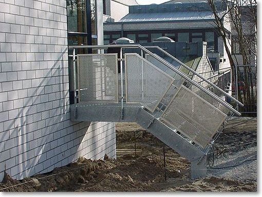 Stahltreppe mit Edelstahlgeländer und Lochblechfüllung
