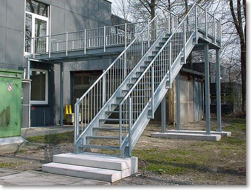 Außenfluchttreppe mit Gitterroststufen
