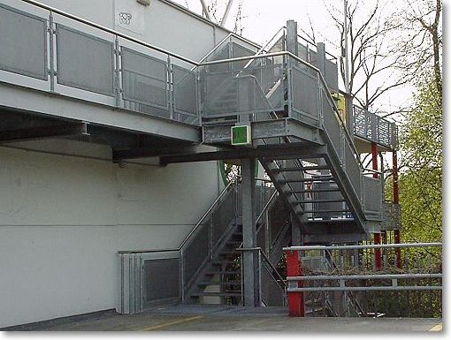 verzinkter Treppenturm mit Lochblechgeländern und Edelstahlhandlauf
