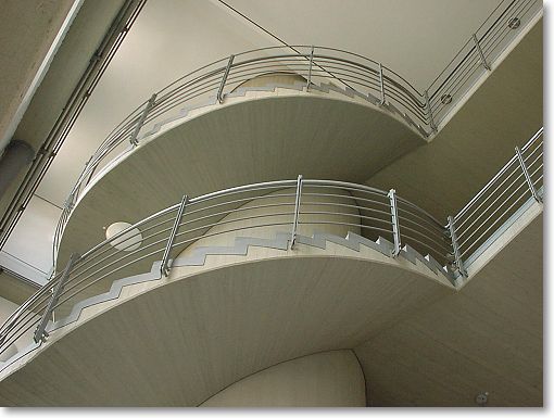 Innentreppe aus beschichtetem Stahl mit Edelstahlhandlauf und Stufenbegleitblech
